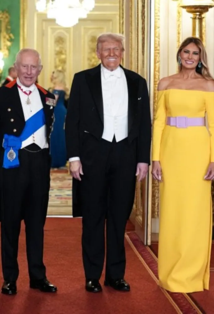 السيدة الأولى ميلانيا ترامب Melania Trump والرئيس الأمريكي دونالد ترامب Donald Trump إلى جانب ملك بريطانيا تشارلز الثالث وزوجته الملكة القرينة كاميلا King Charles III & Queen Camilla (مصدر الصورة  Doug MILLS / POOL / AFP)