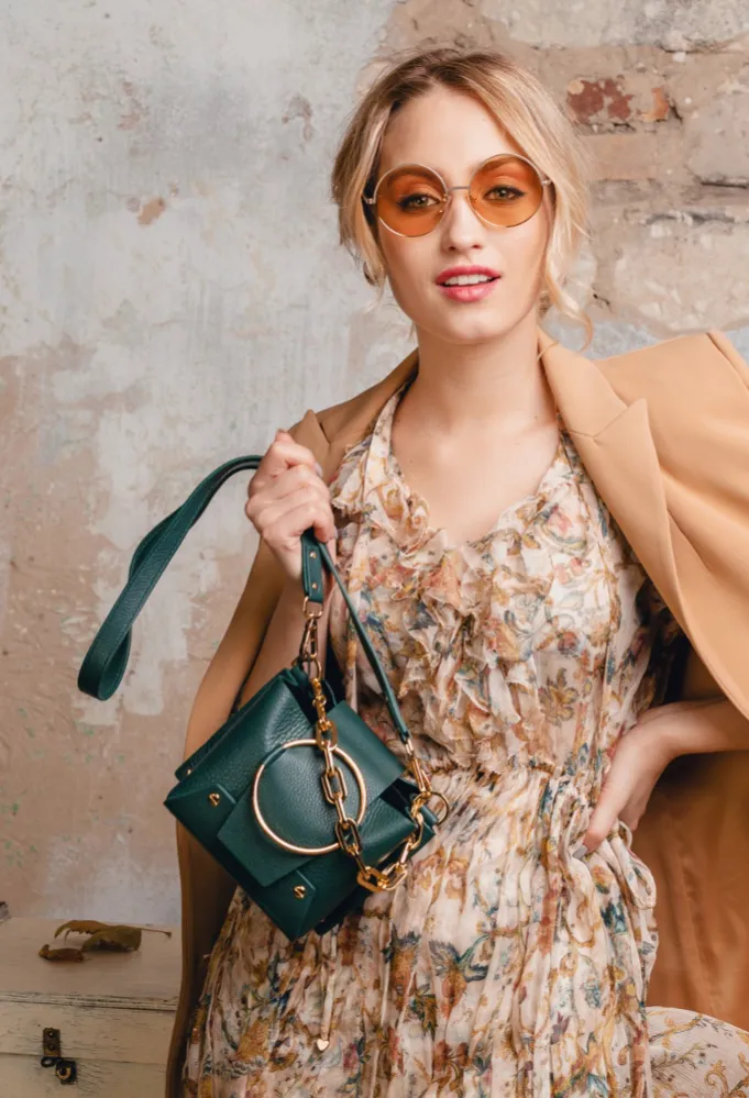  امزجي النيود مع المطبع بخامات مختلفة في زي واحد - مصدر الصورة موقع Freepik