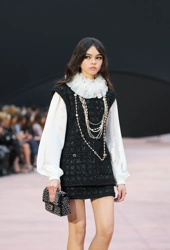 إطلالة من شانيل Chanel - الصورة من Launchmetrics/Spotlight ©