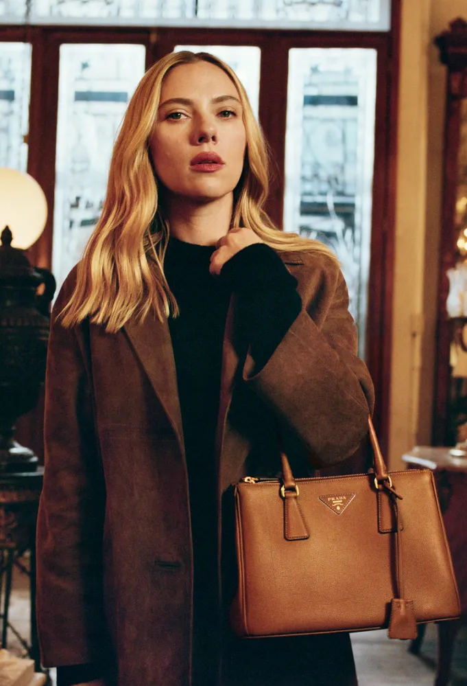 الحملة الاعلانية لحقيبة Galleria من برادا Prada مع سكارليت جوهانسون - الصورة من العلامة