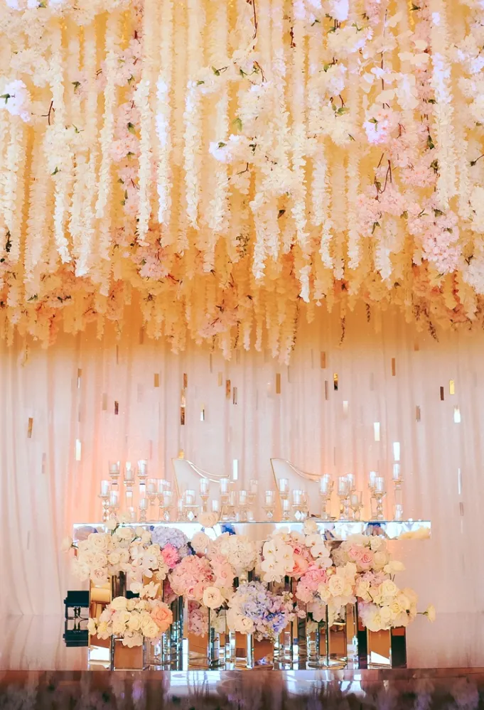 حفل زفاف منظم داخل قاعة مقفلة