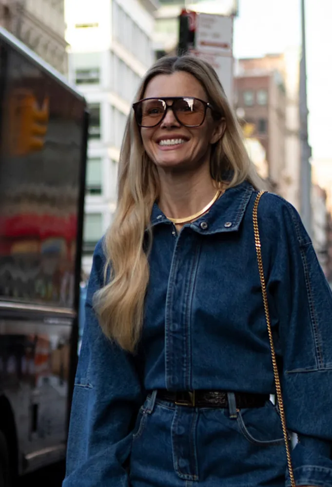 القميص الدنيم مع تنورة من الخامة نفسها - الصورة من Launchmetrics/Spotlight ©