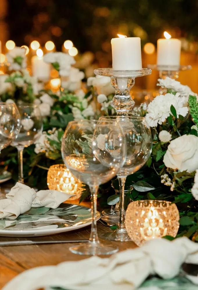 طاولات المدعوين إلى حفل الزفاف مزينة 