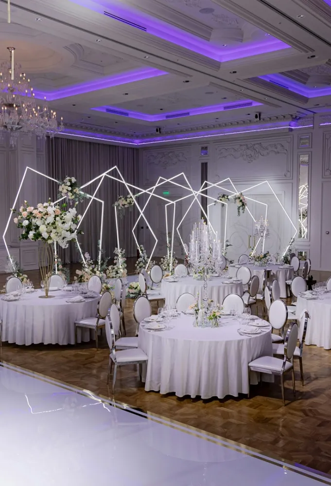 حفل زفاف منعقد في قاعة مغلقة