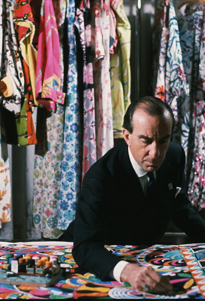 المصمم إميليو بوتشي Emilio Pucci يلوّن نمطاً تشكيلياً من تصميمه عام 1959- مصدر الصورة: David Lees/Corbis/VCG via Getty Images