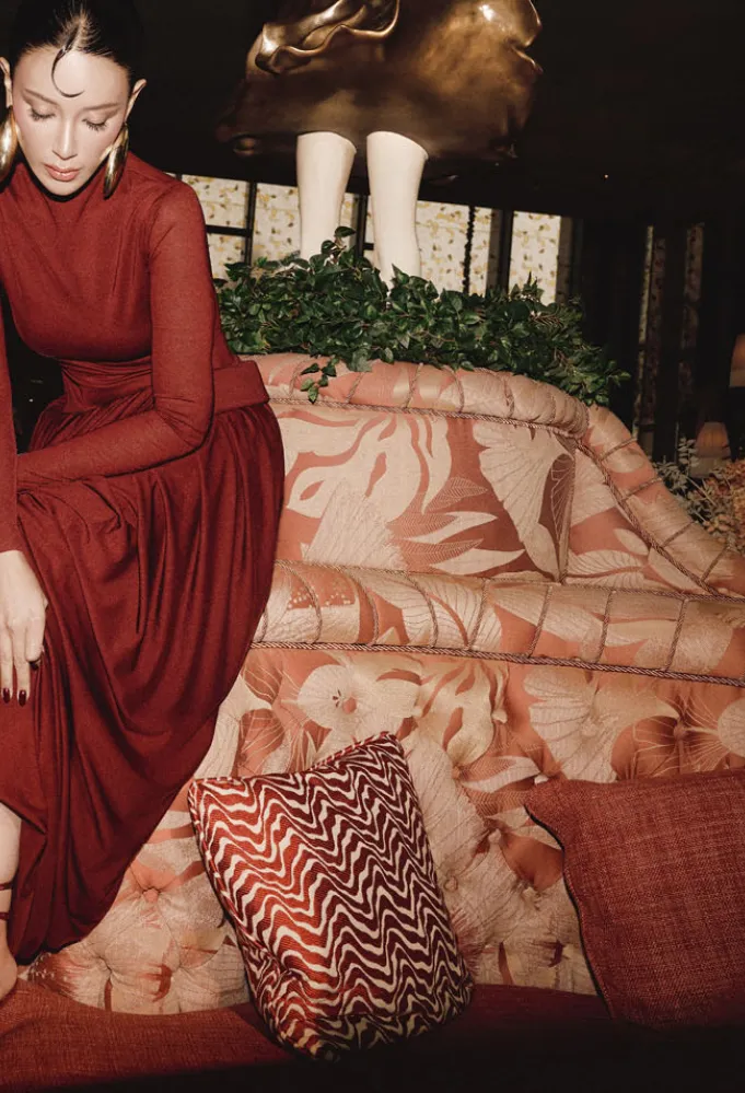 صندل Cleo من رينيه كاوفيلا Rene Caovilla فستان من تشاتس باي سي دام CHATS by C.Dam أقراط من ماغدا بوتريم Magda Butrym