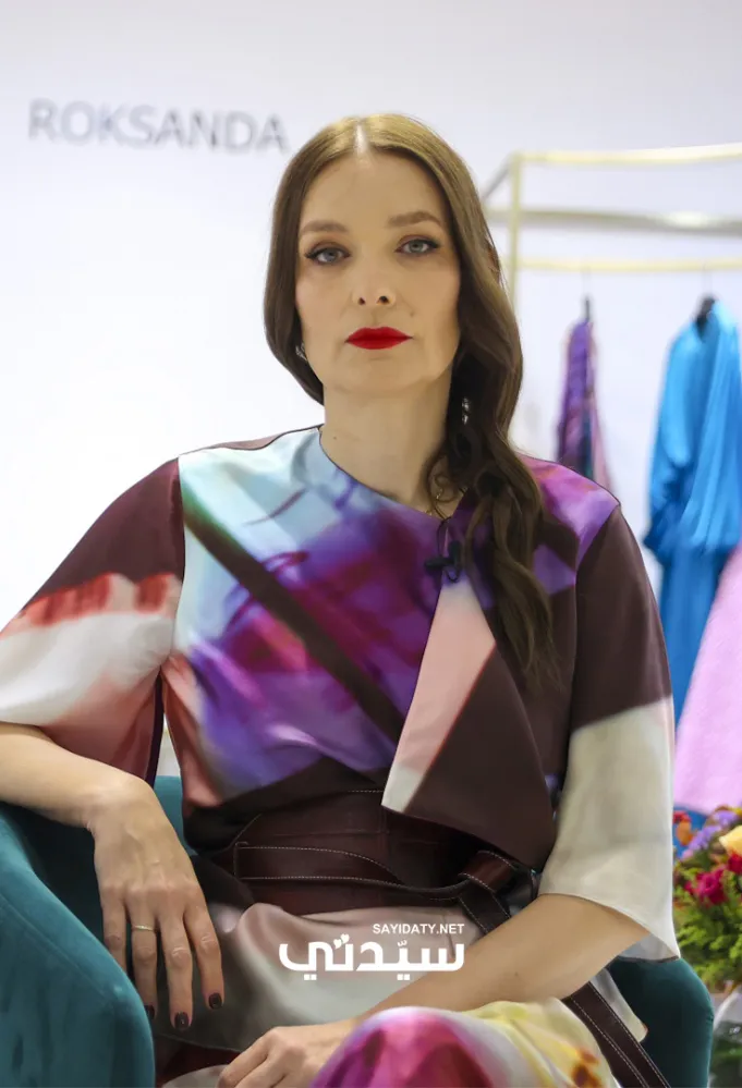 المصممة روكساندا إلينتشيتش Roksanda Ilincic مع مجموعتها الجديدة في هارفي نيكلز الرياض