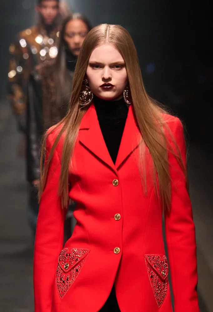 بليزر من فيرساتشي Versace - الصورة من Launchmetrics/Spotlight ©