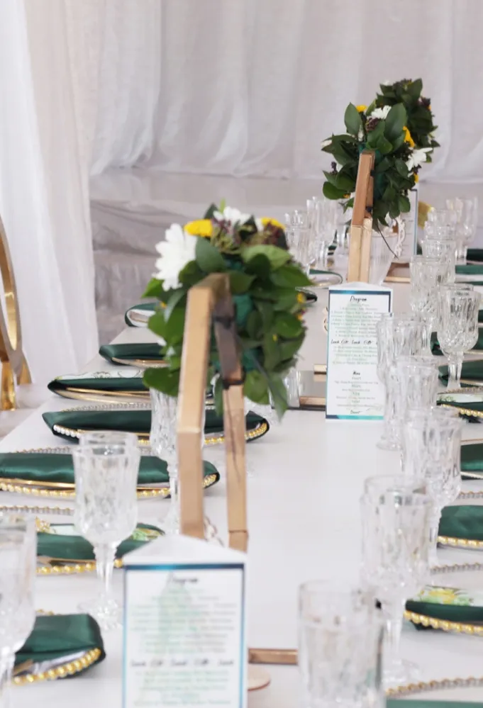 تفاصيل بالأخضر على طاولة حفل الزفاف