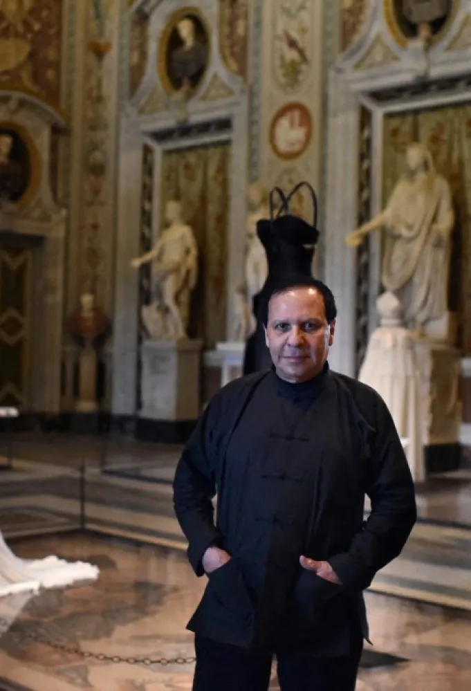 المصمم الراحل عز الدين علايا بتاريخ يوليو 2015 - (مصدر الصورة  AFP PHOTO / GABRIEL BOUYS (Photo by GABRIEL BOUYS / AFP)