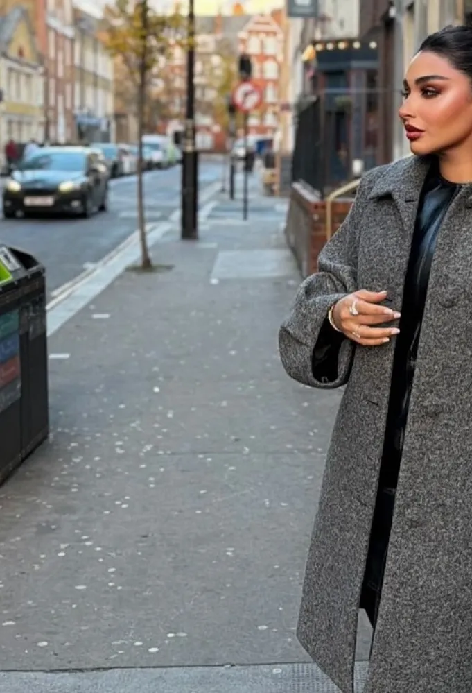 مدونة الموضة آمال بالمعطف الرمادي- الصورة من حسابها على إنستغرام