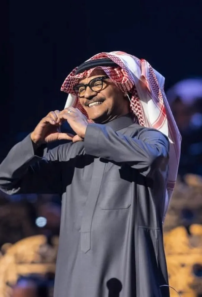رابح صقر يطرب جمهور موسم الرياض ويقدم أغاني لأول مرة على المسرح