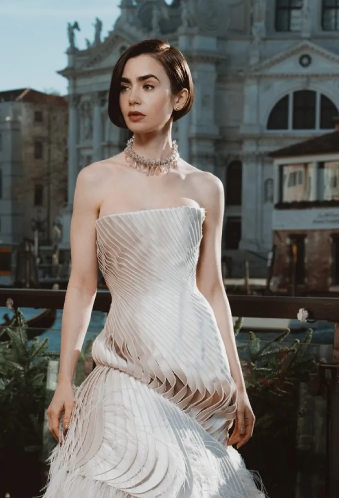 ليلي كولنز بفستان من دار سكياباريللي  Schiaparelli - الصورة من العلاقات العامة للدار 