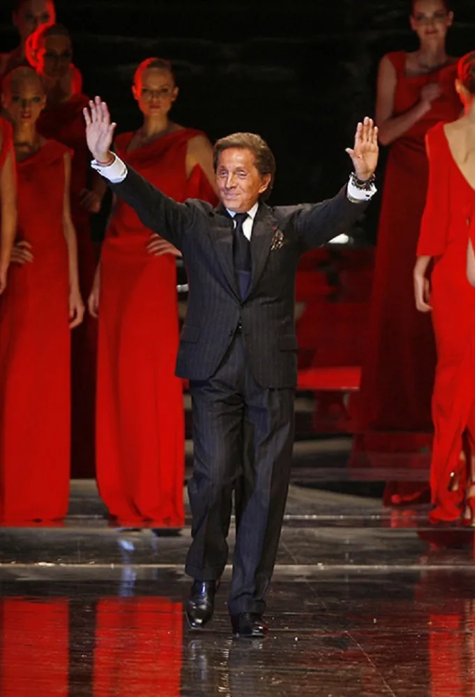  المصمم فالنتينو غارافاني Valentino Garavani في ختام عرضه لربيع وصيف 2008-( مصدر الصورة: Pierre HOUNSFIELD/Gamma-Rapho via Getty Images)  