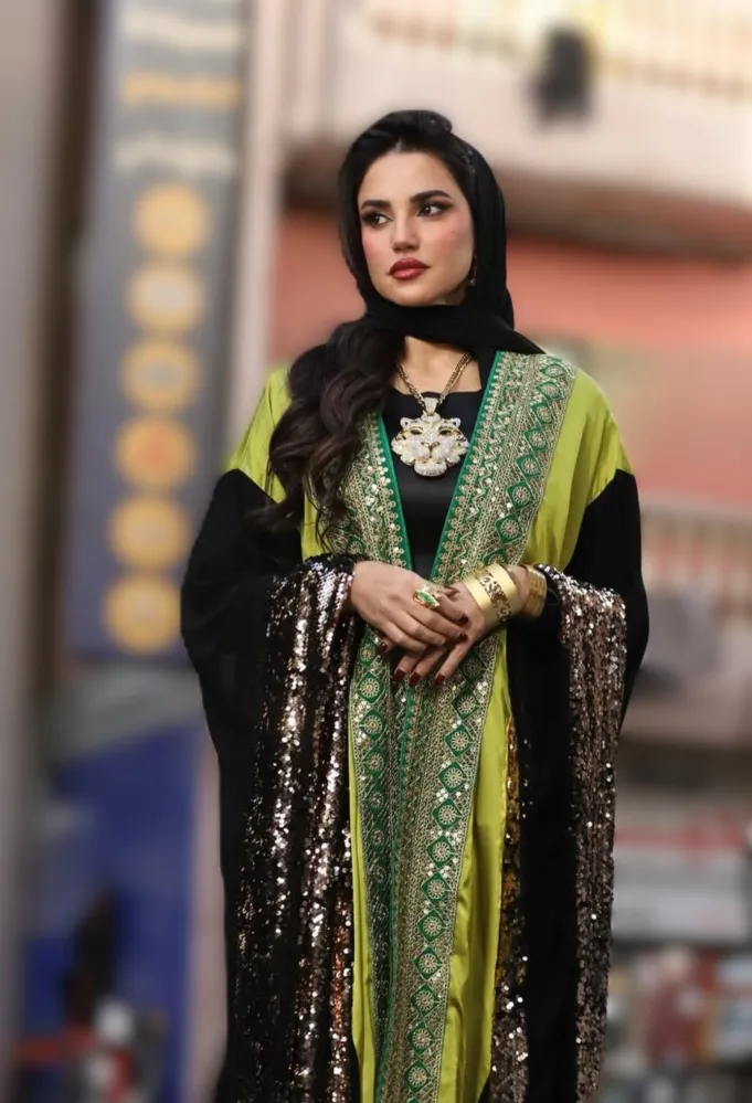 درة زروق بالعباية- الصورة من حسابها الرسمي على إنستغرام 