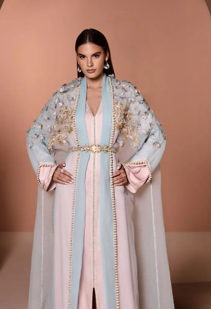 القفطان الديو باللونين الوردي والأزرق من سلمى بنعمر- الصورة من المكتب الإعلامي