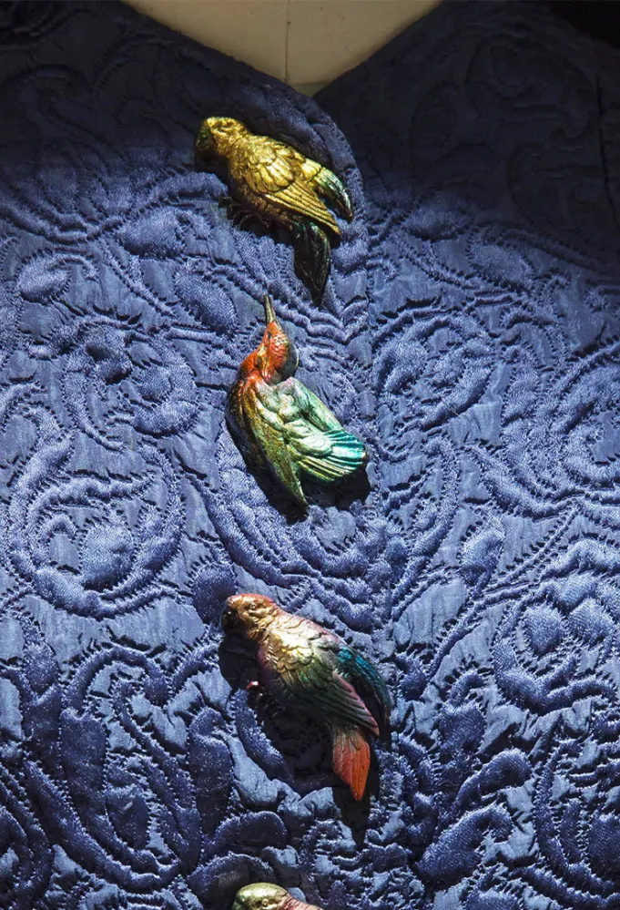 أزرار على شكل عصافير تزيّن تصميماً من توقيع Elsa Schiaparelli من حوالي عام 1930، في معرض Déboutonner la Mode، الذي نّظم في متحف الفنون الزخرفية، باريس، عام 2015