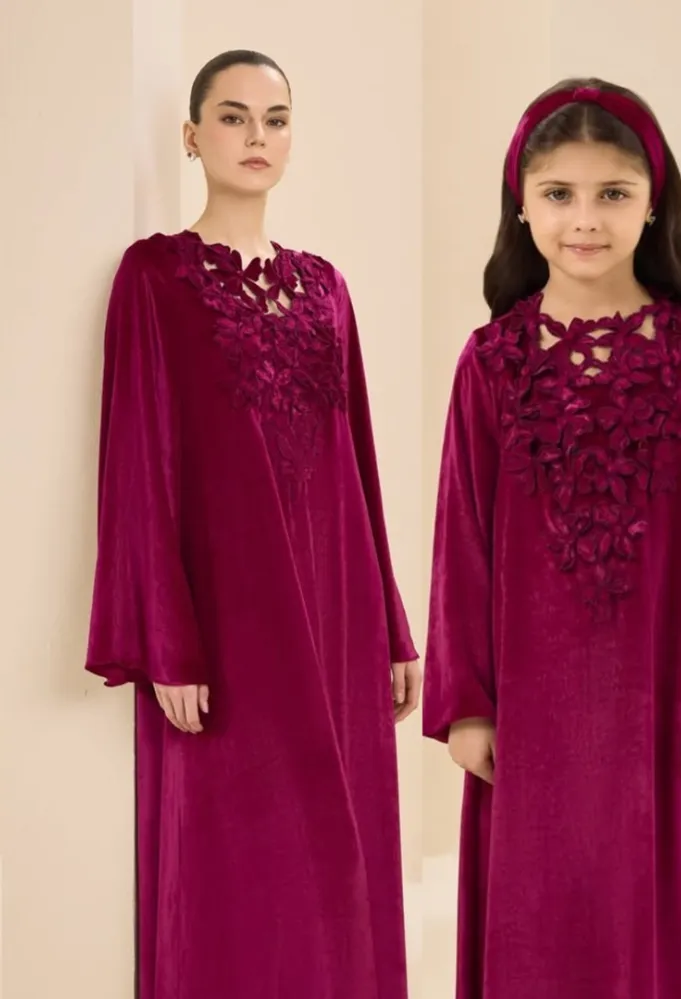 عبايات للأم والابنة من أناتومي-  الصورة من العلامة