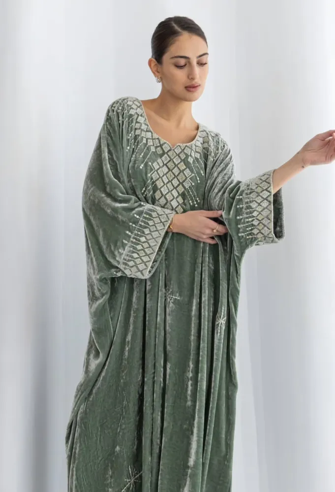 عباية من علامة كورار للمصممة السعودية منى العيد -الصورة من حساب العلامة على إنستغرام