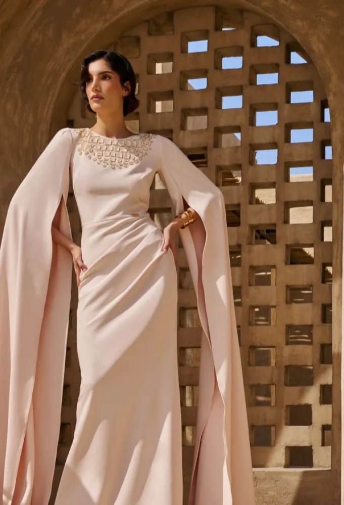 الفستان الكاب من إليزابيتا فرانكي Elisabetta Franchi- الصورة من العلاقات العامة