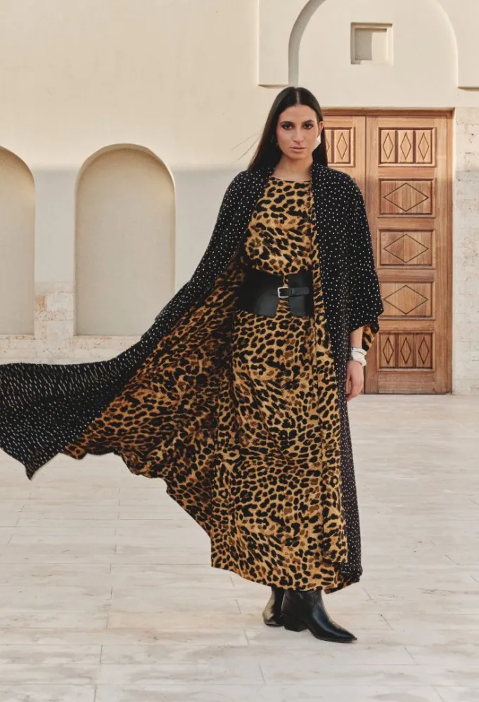 الفستان مع العباية المفتوحة من نسيبة حافظ لدى ترنديول- الصورة من العلامة