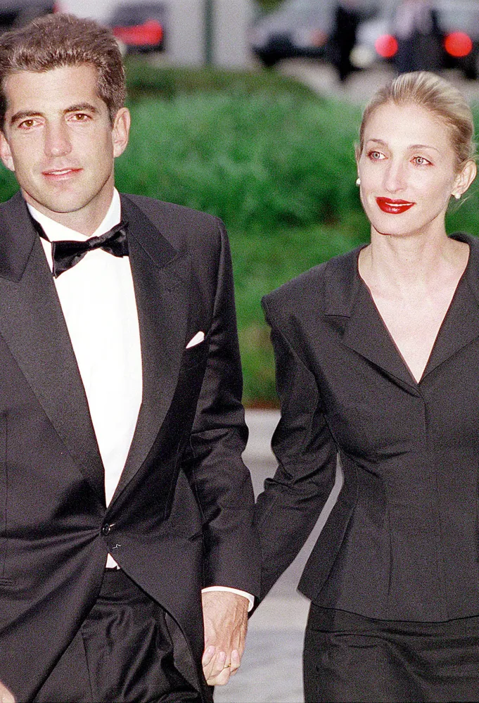 كارولين بيسيت كينيدي مع زوجها جون ف. كينيدي جونيور John F. Kennedy, Jr. and Carolyn Bessette Kennedy - (مصدر الصورة  Justin Ide/Newsmakers)