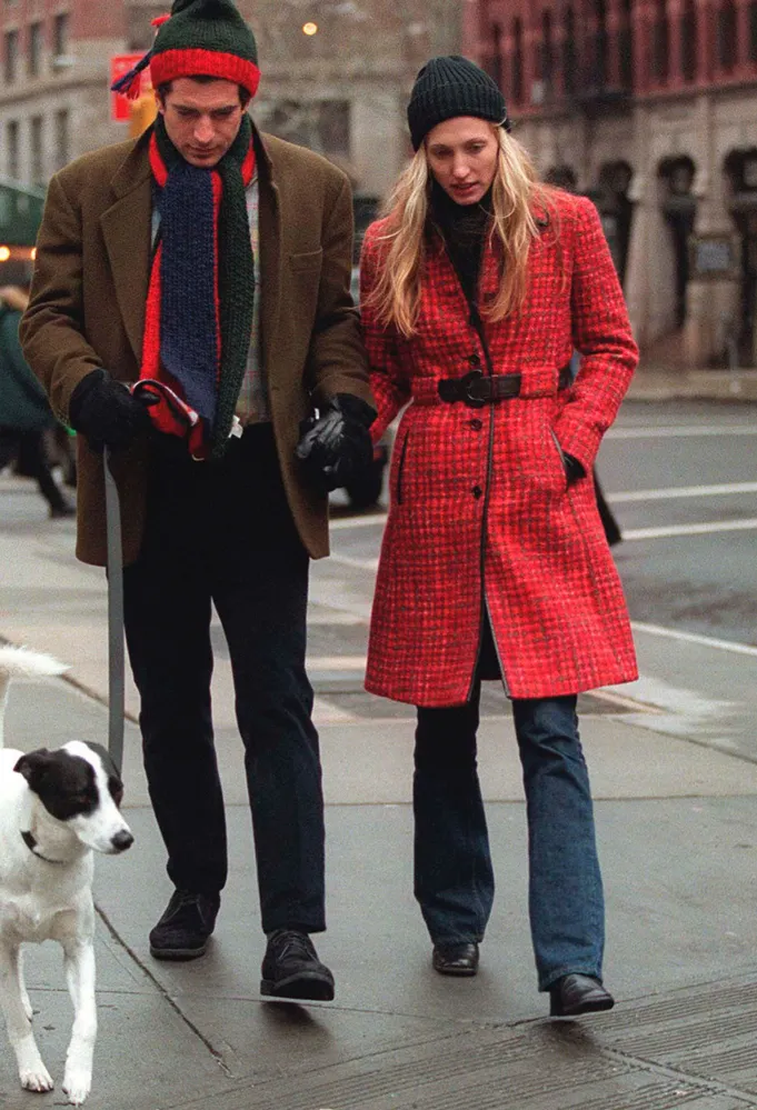 كارولين بيسيت كينيدي مع زوجها جون ف. كينيدي جونيور  John F. Kennedy Jr. and his wife Carolyn -مصدر الصورة:  (Evan Agostini/Liaison)