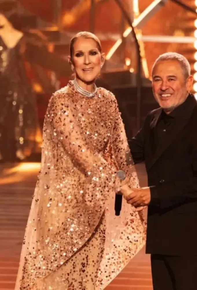 إيلي صعب مع سيلين ديون في ختام عرض 1001 موسم -الصورة من مكتب العلاقات العامة للعلامة