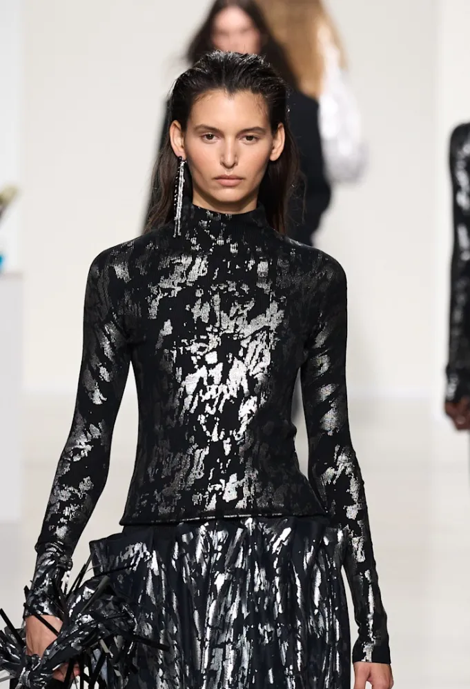 فساتين معدنية