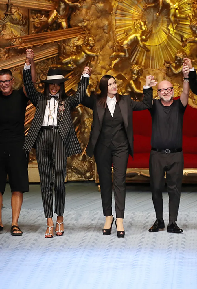 ماربيسا هينيك Marpessa Hennink، دومينيكو دولتشي Domenico Dolce، مونيكا بيلوتشي Monica Bellucci، ناعومي كامبل Naomi Campbell، وستيفانو غابانا Stefano Gabbana، في ختام عرض دولتشي أند غابانا Dolce & Gabbana، في ميلانو، لربيع وصيف 2019. -مصدر الصورة: Andreas Rentz/Getty Images