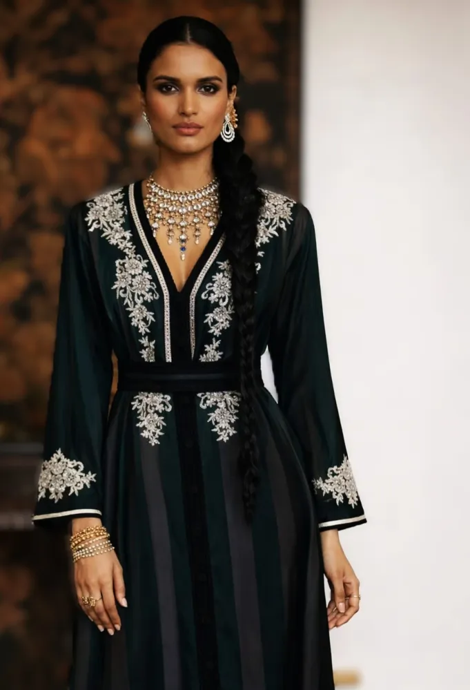 قفطان أسود مطرز من حصة فلاسي- الصورة من العلامة 