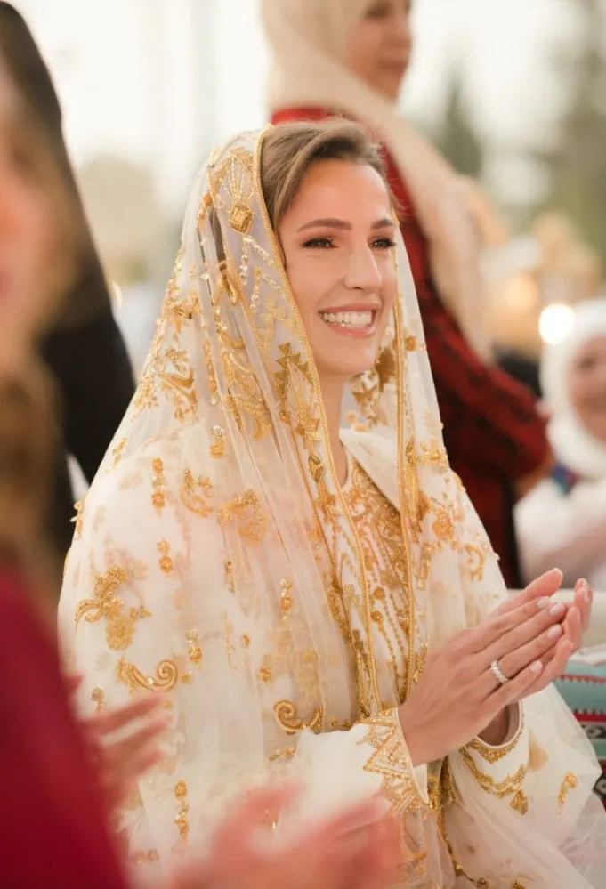 الملكة رانيا تهنئ الأميرة رجوة بصورة دافئة