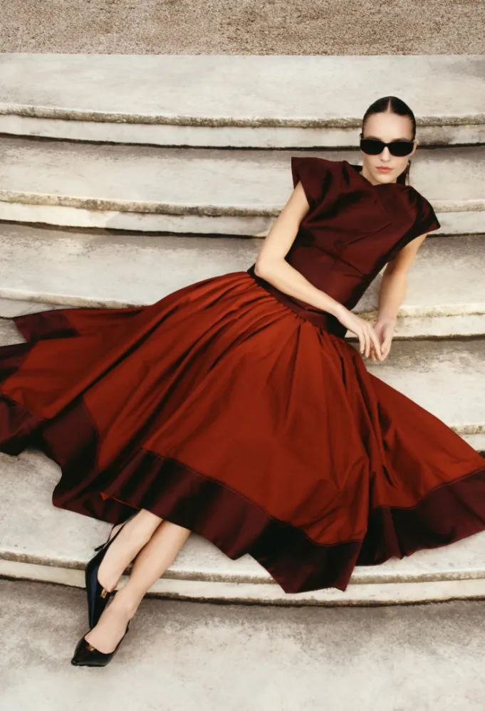  تنورة من كريستوفر جون روجرز Christopher john Rogers متوافرة لدى "أوناس"