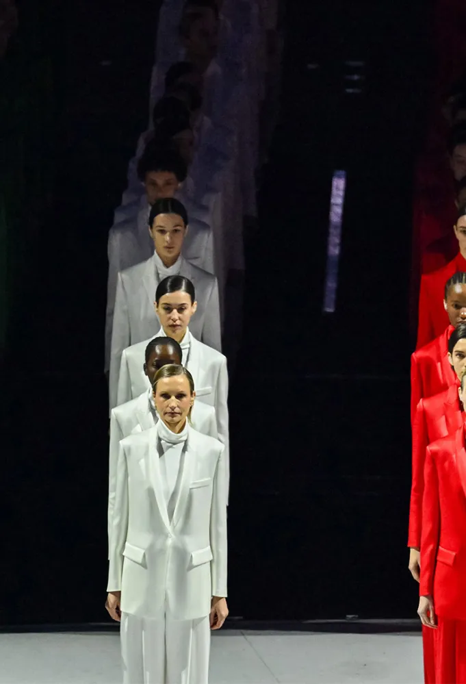 لوحة تكريمية للمصمم الراحل جورجيو أرماني Giorgio Armani، خلال حفل افتتاح الألعاب الأولمبية ميلانو كورتينا 2026 