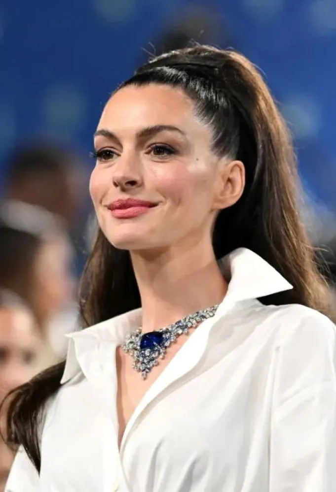 آن هاثاواي  Anne Hathaway في حفل Met Gala في متحف متروبوليتان للفنون في نيويورك- (مصدر الصورة ANGELA WEISS / AFP)