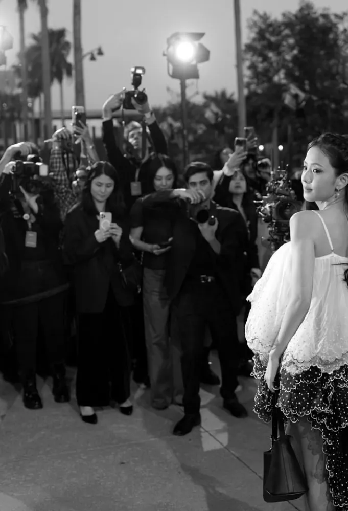 جيسو Jisoo في عرض ديور Dior، كروز 2027، مايو الفائت في كاليفورنيا (المصدر: Matei Horvath/ FilmMagic / Getty Images)