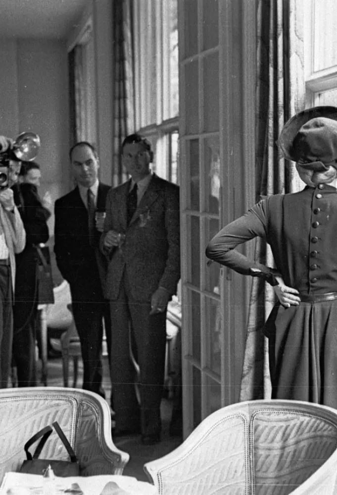 مارلين ديتريتش Marlene Dietrich خلال مؤتمر صحفي بمناسبة تصوير فيلم Stage Fright، في فندق سافوي، لندن، عام 1949 (المصدر: Bert Hardy /Picture Post /Hulton Archive/ Getty Images)
