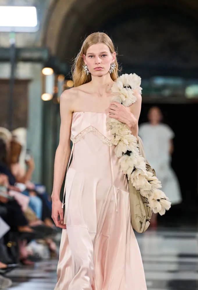 ​​​​​​​سيمون روشا Simone Rocha ربيع صيف 2027 - مصدر الصورة Launchmetrics/Spotlight ©
