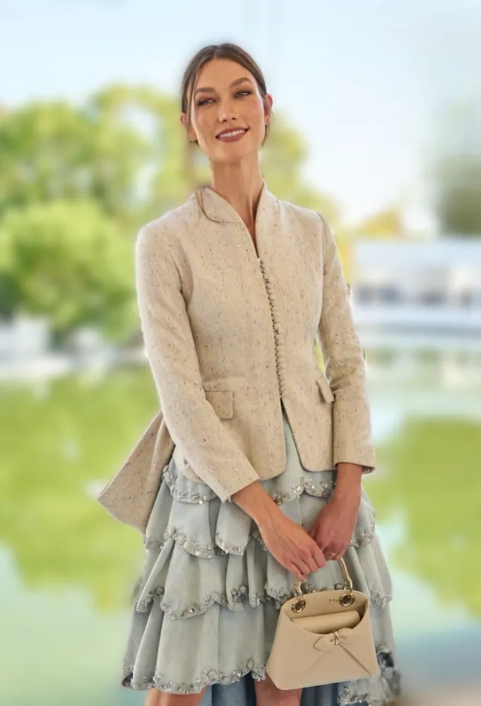 كارلي كلوس Karlie Kloss في عرض ديور ربيع وصيف 2027 - الصورة من الصورة من Launchmetrics/Spotlight ©