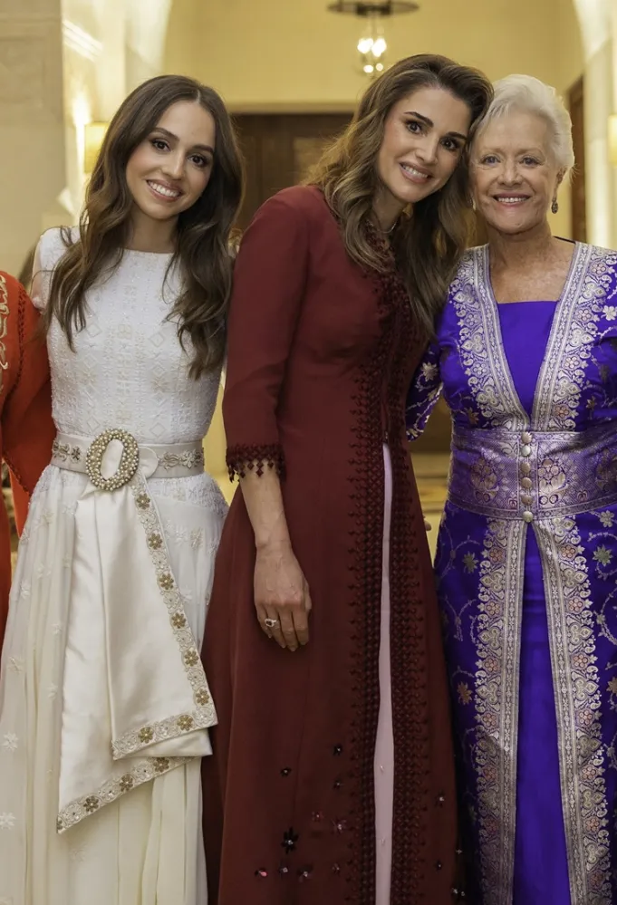 الأميرة إيمان بنت عبد الله الثاني إلى جانب الملكة رانيا العبد الله والأميرات عائشة ومنى وزين بنت الحسين (مصدر الصورة مكتب الملكة رانيا/AFP)