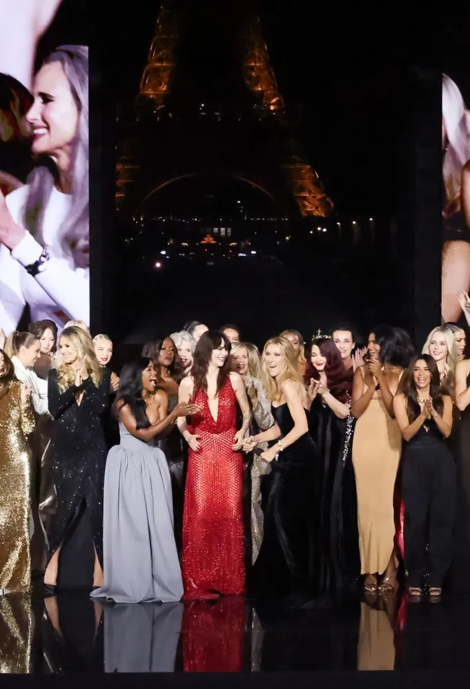 النجمات خلال عرض Le Défilé L'Oréal Paris "Express Your Worth"، ضمن فعاليات أسبوع الموضة في باريس مصدر الصورة: Stephane Cardinale - Corbis/Corbis via Getty Images)