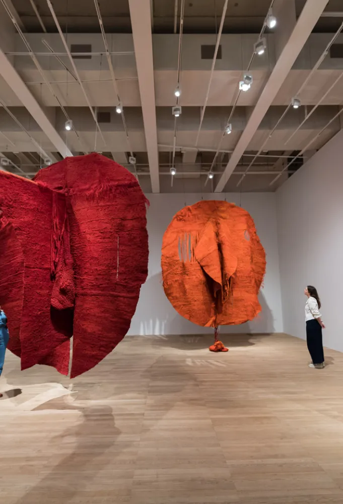 ثلاثة أعمال للفنانة البولندية ماغدالينا أباكانوفيتش Magdalena Abakanowicz عرضت في متحف Tate Modern، في لندن، بين عامَي 2022 و2023 (المصدر: Wiktor Szymanowicz /Future Publishing via Getty Images).