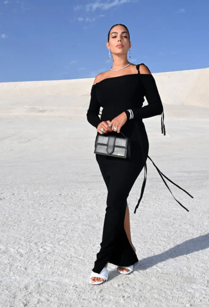 النجمة جورجينا رودريغيز Georgina Rodriguez في عرض أزياء Jacquemus -  (مصدر الصورة Pascal Le Segretain/Getty Images)