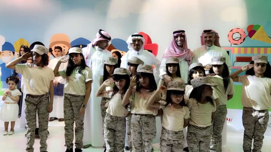 سعود العويس وفايز المالكي وأحمد المحيميد مع اطفال شهداء الواجب