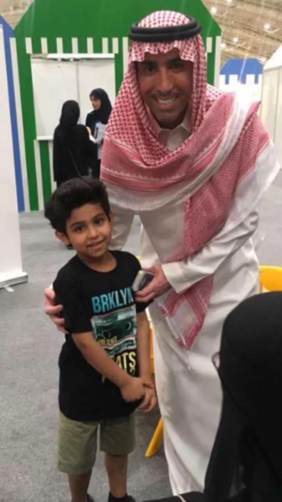 فايز المالكي مع أحد الأطفال