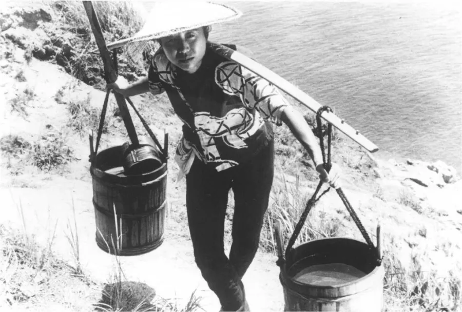 مشهد من الفيلم الياباني الجزيرة العارية.jpg