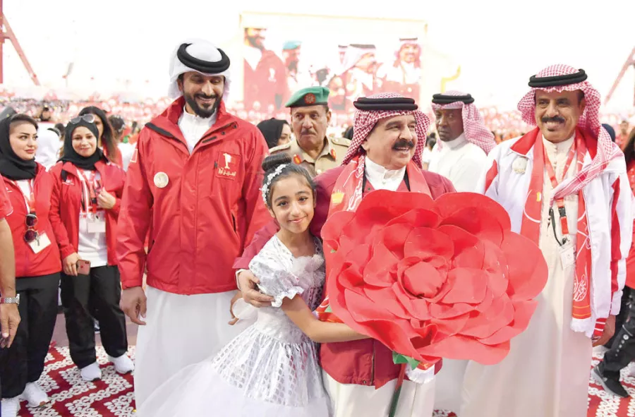 جلالته مع طالبة تهديه أكبر وردة.jpg