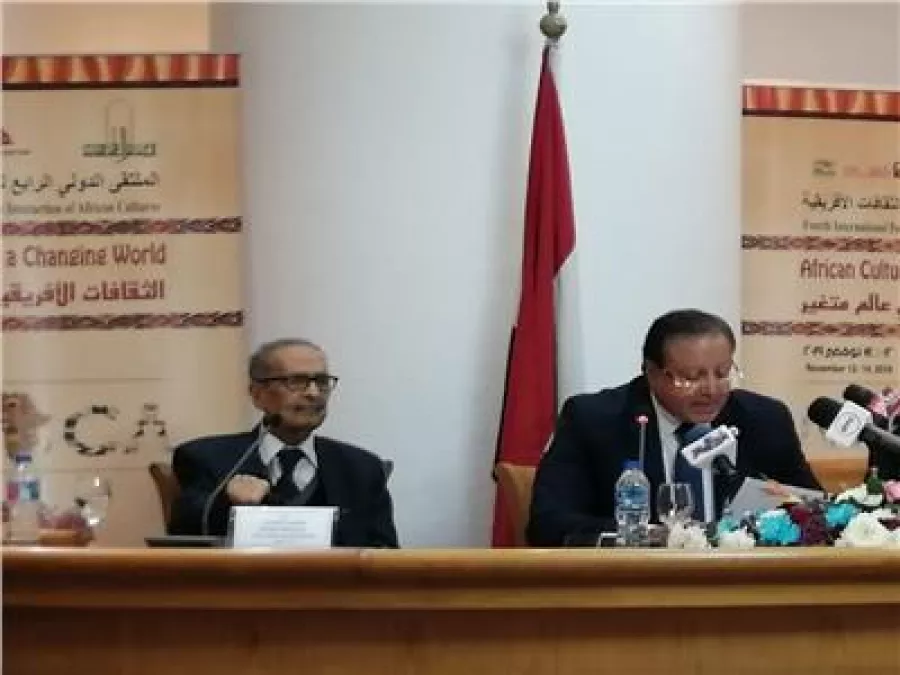 2 الدكتور هشام عزمي يطلق اشارة البدء للمتلتقي .jpg