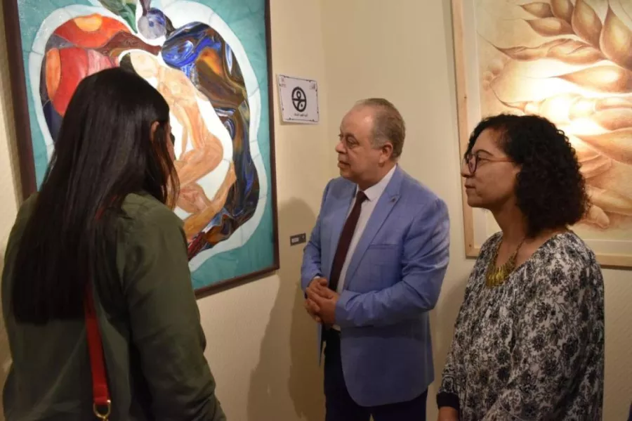 4 الدكتور أشرف يستمع لقومسيور المعرض. jpg