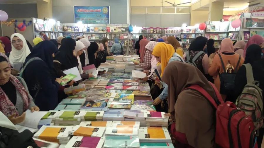 1 الطالبات يبحثن في الكتب .jpg